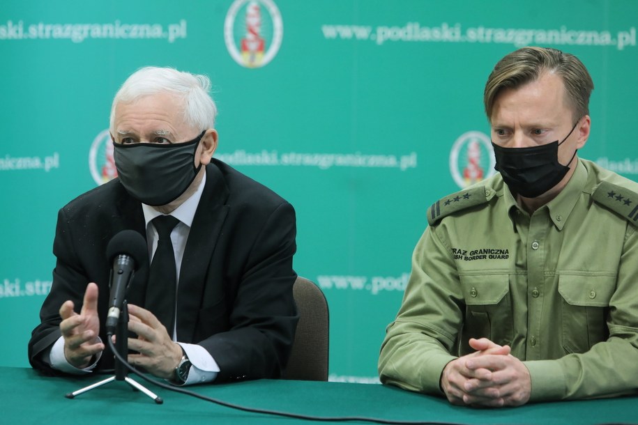 Wiceprezes Rady Ministrów, przewodniczącego Komitetu Rady Ministrów do spraw Bezpieczeństwa Narodowego i spraw Obronnych Jarosław Kaczyński oraz komendant Podlaskiego Oddział Straży Granicznej płk SG Andrzej Jakubaszek / 	Artur Reszko    /PAP