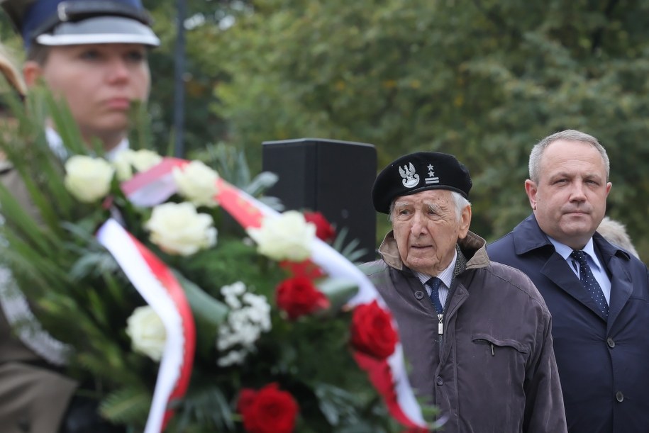 Wiceprezes Światowego Związku Żołnierzy Armii Krajowej Wiesław Jan Wysocki (2P) oraz wiceprezydent Warszawy Tomasz Bratek (P) podczas uroczystości złożenia kwiatów przy pomniku gen. S. Roweckiego „Grota” w ramach obchodów 83. rocznicy powstania Polskiego Państwa Podziemnego w Warszawie