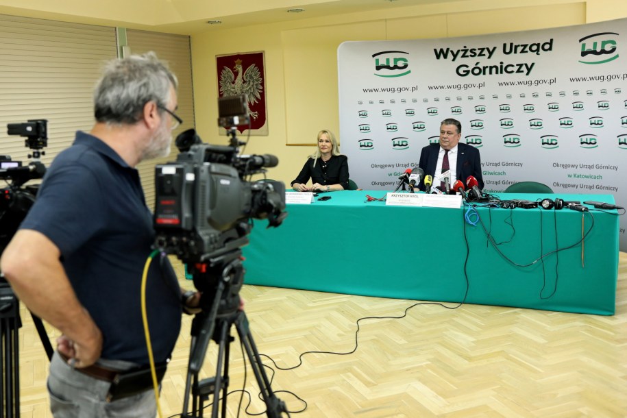Wiceprezes Wyższego Urzędu Górniczego Krzysztof Król (P) i rzecznik prasowa prezesa WUG Anna Swiniarska-Tadla (L) podczas briefingu prasowego /Tomasz Wiktor /PAP