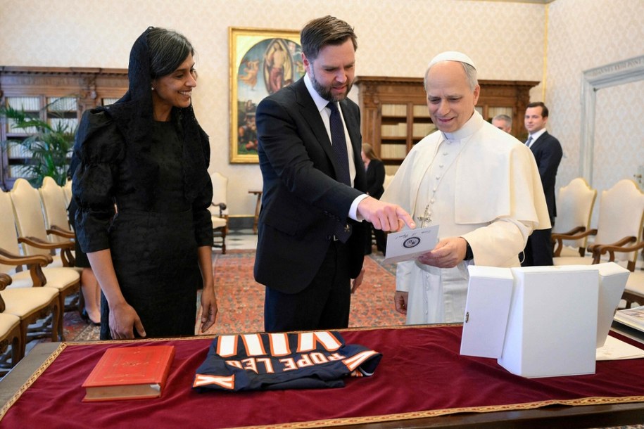 Wiceprezydent USA J.D. Vance i jego żona Usha podczas spotkania z papieżem Leonem XIV w maju 2025 roku /SIMONE RISOLUTI/AFP /East News
