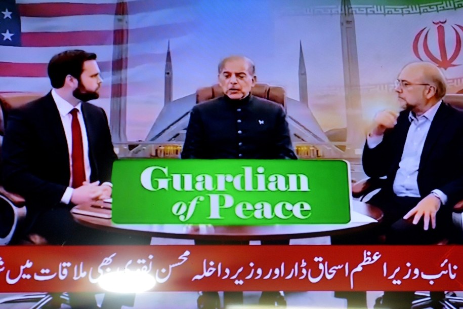 Wiceprezydent USA J.D. Vance (po lewej), premier Pakistanu Shehbaz Sharif (w środku) i przewodniczący parlamentu Iranu Mohammad Bagher Ghalibaf na ekranie telewizora podczas rozmów USA-Iran w Pakistanie, 11 kwietnia 2026 r. /PAP/EPA/BILAWAL ARBAB /PAP/EPA