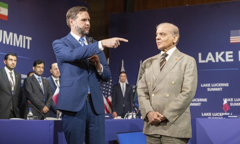 Wiceprezydent USA JD Vance i premier Pakistanu Shehbaz Sharif /Pool /PAP