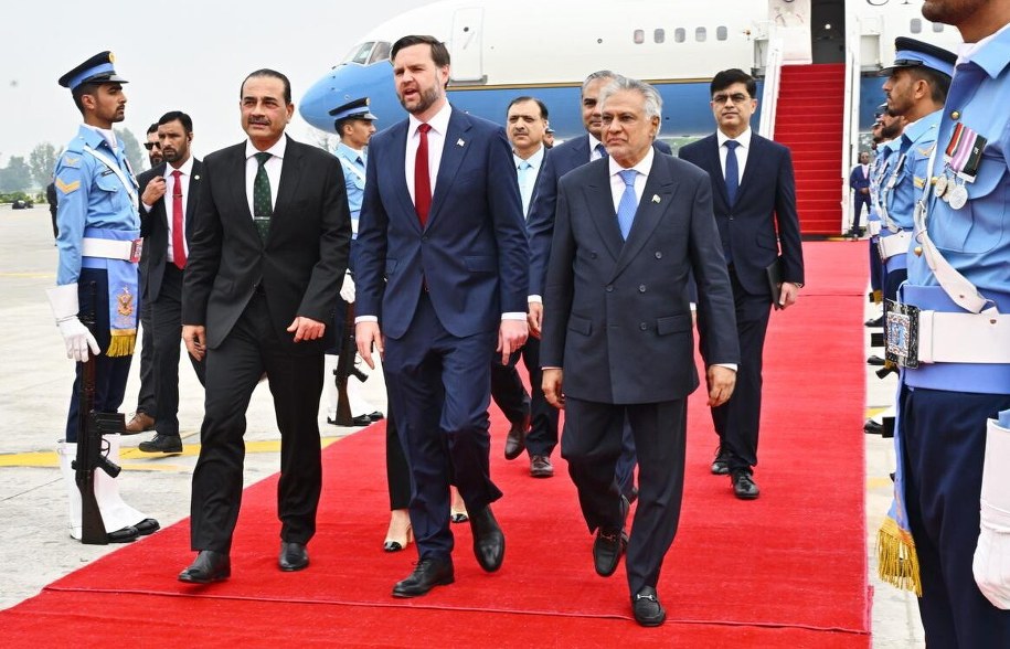 Wiceprezydent USA JD Vance (w środku) z szefem pakistańskich sił zbrojnych Asimem Munirem (po lewej) oraz pakistańskim wicepremierem i ministrem spraw zagranicznych Mohammadem Ishaqiem Darem (po prawej) /PAP