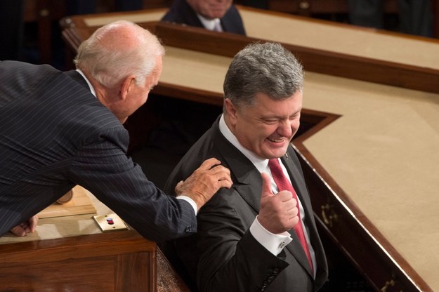 Wiceprezydent USA Joe Biden (po lewej) i prezydent Ukrainy Petro Poroszenko w amerykańskim Kongresie /MICHAEL REYNOLDS    /PAP/EPA