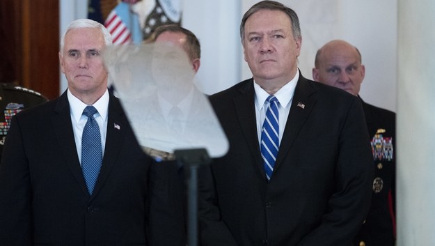 Wiceprezydent USA Mike Pence (po lewej) i Sekretarz Stanu Mike Pompeo (po prawej) /MICHAEL REYNOLDS    /PAP/EPA
