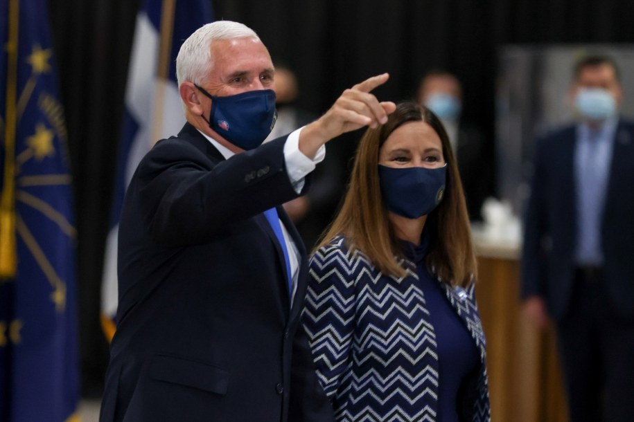 Wiceprezydent USA Mike Pence razem z żoną Karen Pence /JUSTIN CASTERLINE /PAP/EPA
