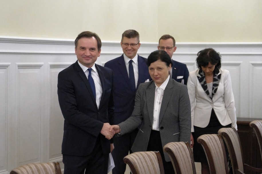 Wiceprzewodnicząca Komisji Europejskiej Viera Jourova i minister sprawiedliwości Zbigniew Ziobro /Mateusz Marek /PAP