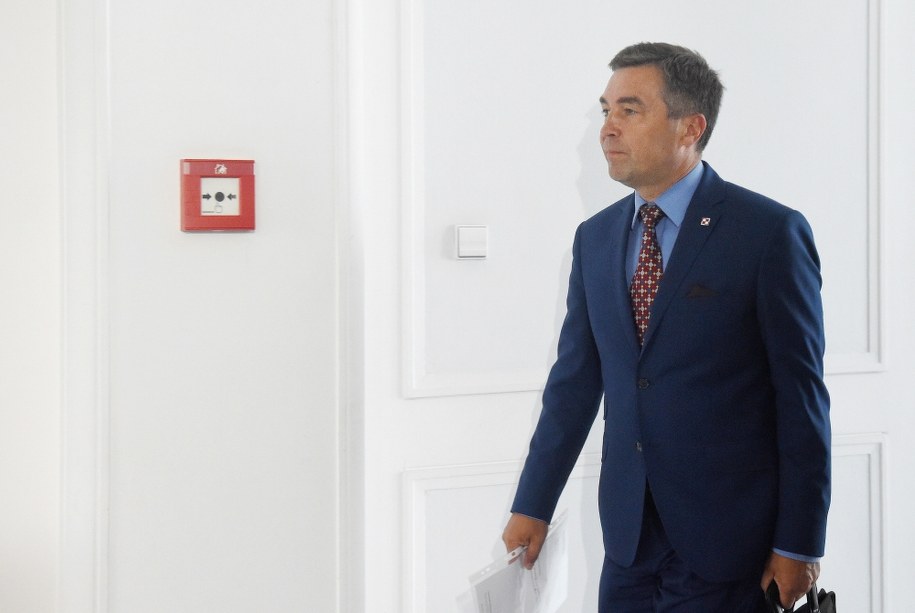 Wiceprzewodniczący Nowoczesnej Zbigniew Gryglas w drodze na Konwent Seniorów w Sejmie /Radek Pietruszka /PAP