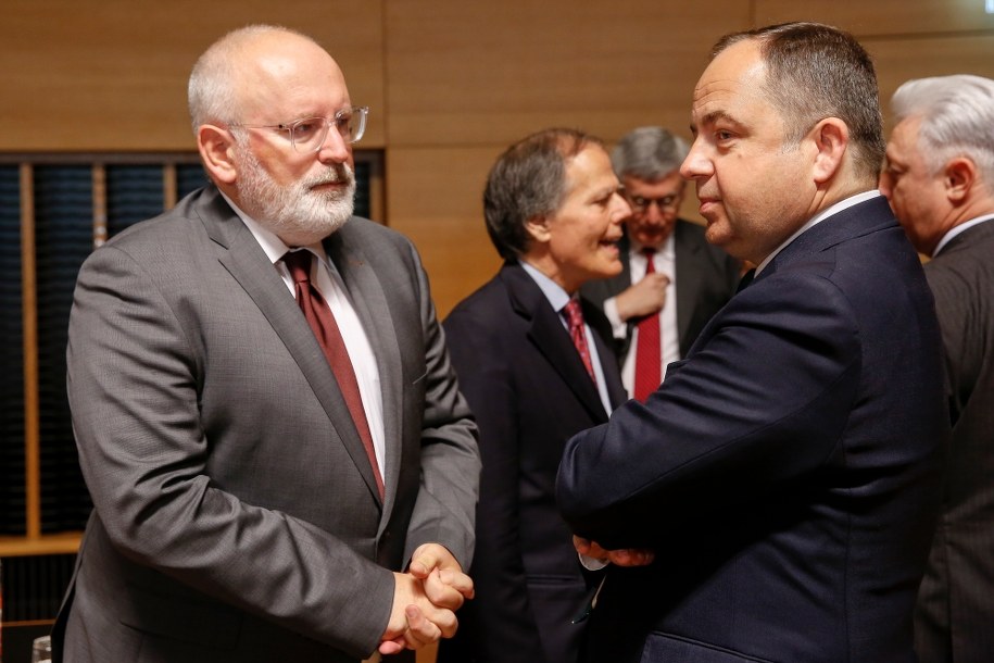 Wiceszef Komisji Europejskiej Frans Timmermans i wiceszef polskiej dyplomacji Konrad Szymański podczas posiedzenia Rady ds. Ogólnych 26 czerwca w Luksemburgu /JULIEN WARNAND /PAP/EPA