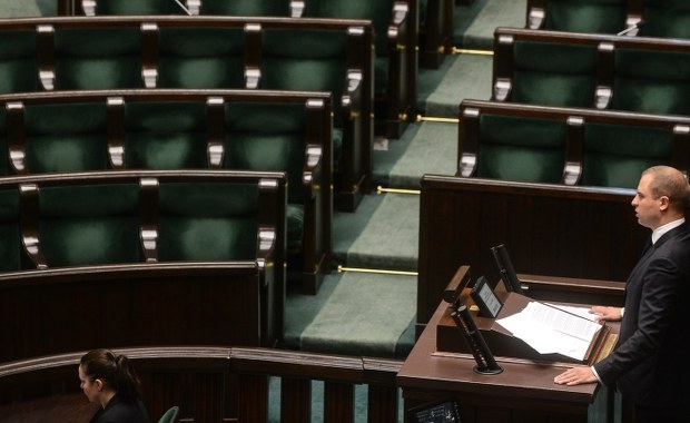 Wiceszef MON o tajnym wylocie polskich żołnierzy na wojnę z ISIS. Na sali sejmowej pustki