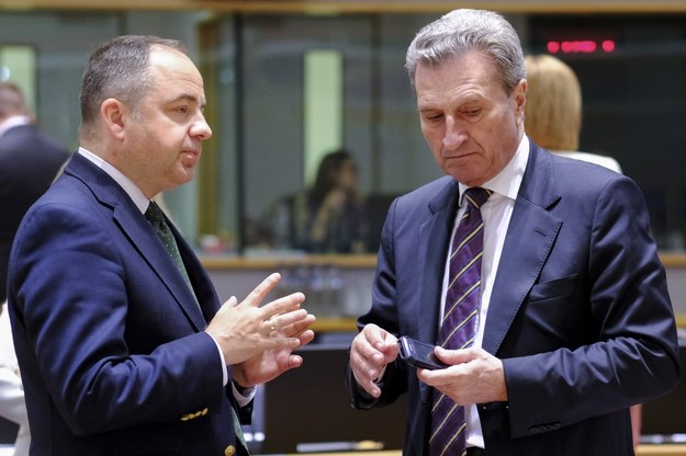 Wiceszef MSZ Konrad Szymański i komisarz ds. budżetu Gunther Oettinger /OLIVIER HOSLET /PAP/EPA