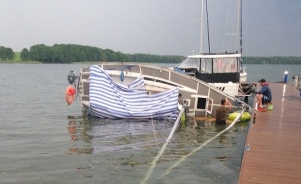 Wichura na jeziorze Mamry. Przewróciły się łódki