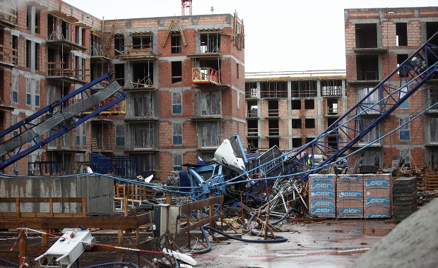 Wichura przewróciła dźwig w Krakowie. Dwie osoby nie żyją [FILM]