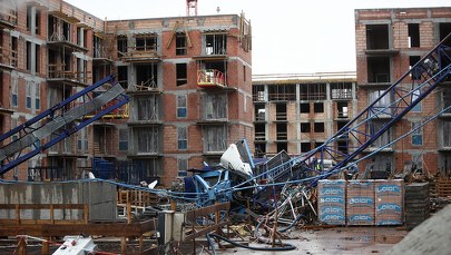 Wichura przewróciła dźwig w Krakowie. Dwie osoby nie żyją [FILM]