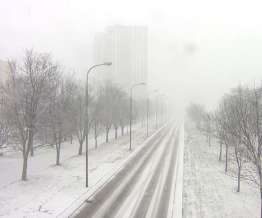 Wichury i burze śnieżne przechodzą nad Polską. Zasypane drogi, połamane drzewa