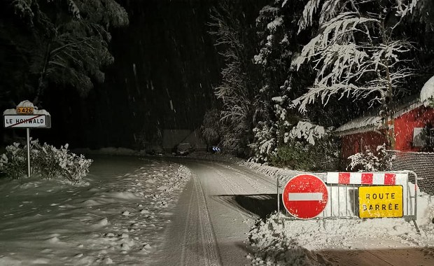 Wichury i śnieżyce. Chaos na drogach wschodniej Francji