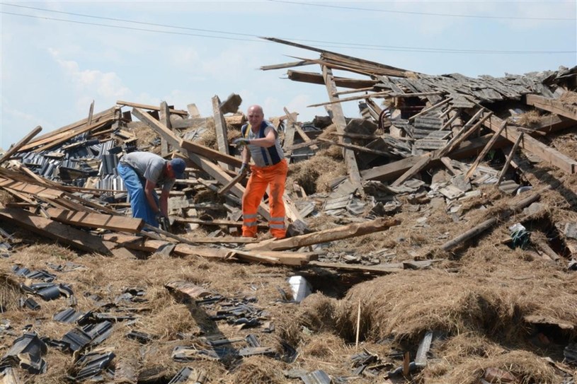 Wichury i tornada już teraz dokonują poważnych zniszczeń w niektórych rejonach Polski. Na zdjęciu: Landzmierz po przejściu tornada /GRYGLAS_KRZYSZTOF lkR /East News