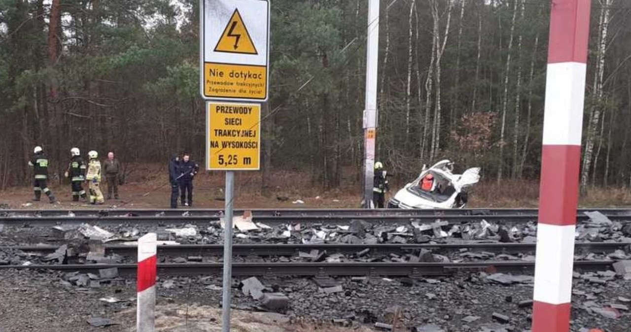 Widełka. Dostawczy Citroen wjechał pod szynobus. Na miejscu zmarł kierowca busa /Polska Policja /Informacja prasowa