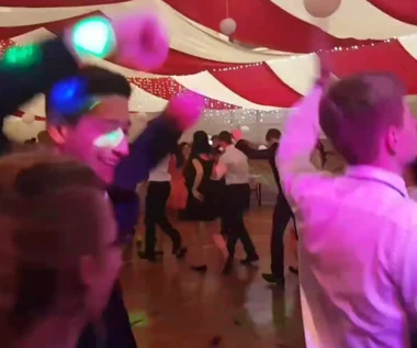 Wideo z ich studniówki podbija sieć. Takiego poloneza jeszcze nie było!