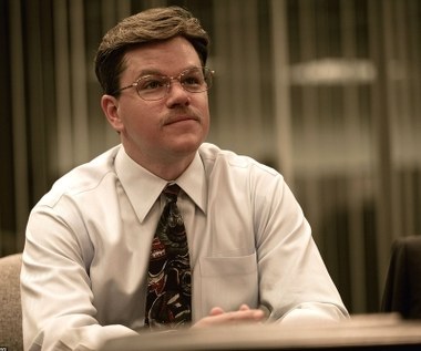 Widoczną metamorfozę Matt Damon przeszedł w opartym na autentycznej historii filmie Stevena Soderbergha "Intrygant" (2009), w którym wcielił się w postać Marka Whitcare'a - specjalisty w dziedzinie biotechnologii i menedżera jednej z amerykańskich korporacji spożywczych, który na początku lat 90. XX wieku ujawnił FBI informację o największej zmowie cenowej w historii USA.

Matt Damon nie tylko przytył kilkanaście kilogramów, ale dał też sobie przykleić niemodne wąsy i perukę i po raz kolejny udowodnił, że z dość niezłym efektem radzi sobie w komediowych rolach.

 

 