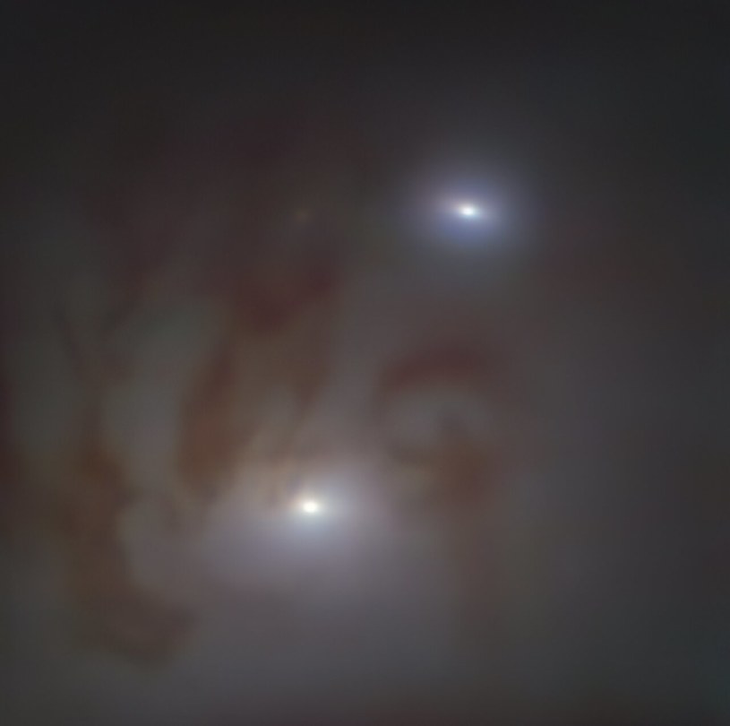 Widoczne dwa jasne punkty to gęste grupy gwiazd otaczających czarne dziury NGC 7727. Astronomowie zakładają, że połączą się za 250 milionów lat /ESO/Voggel /NASA