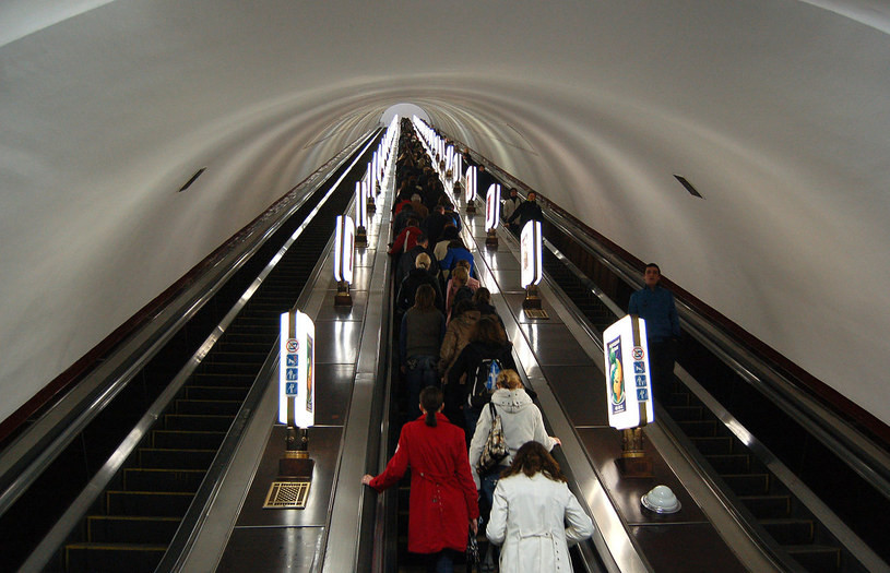 Widoczne na zdjęciu schody stanowią zaledwie połowę drogi ze stacji Arsenalna /Wikimedia