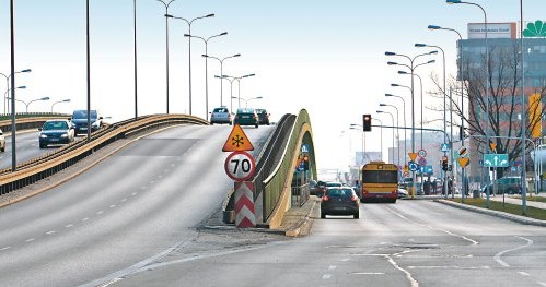 Widoczne rozwidlenie odwołuje wcześniejsze ograniczenie. Dlatego przed wiaduktem powtórzono znak ograniczenia, który dotyczy tylko jezdni na wiadukcie. /Motor