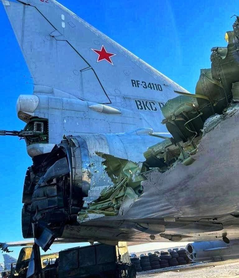 Widoczne uszkodzenia nie oznaczają, że samolot został całkowicie zniszczony. Jednak ze względu na zakończenie produkcji Tu-22M3 i brak części, możliwe że Rosjanie całkowicie rozbiorą ten model, nie widząc już w nim użytku /Rob Lee /Twitter