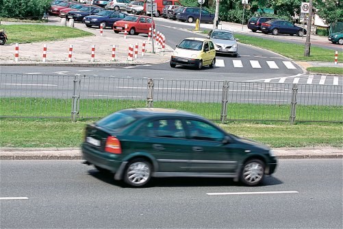 Widoczne w górnej częsci zdjęcia skrzyżowanie nie odwołuje ograniczenia prędkości dla aut jadących w przeciwnym kierunku. /Motor