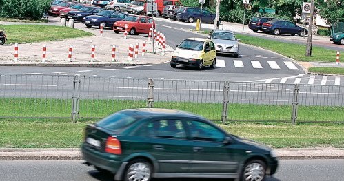 Widoczne w górnej częsci zdjęcia skrzyżowanie nie odwołuje ograniczenia prędkości dla aut jadących w przeciwnym kierunku. /Motor