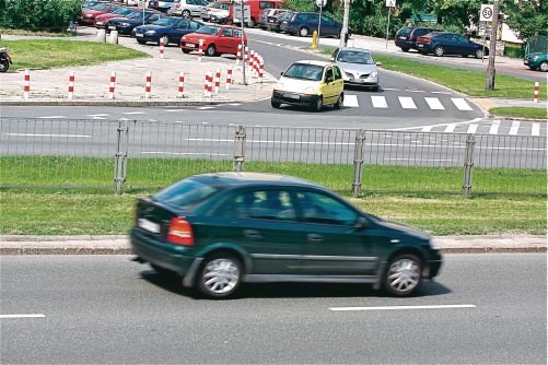 Widoczne z lewej strony skrzyżowanie nie odwołuje ewentualnych ograniczeń prędkości dla aut jadących w przeciwnym kierunku. /Motor