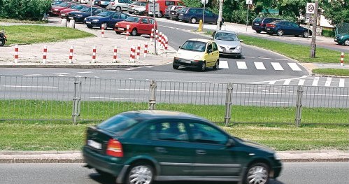 Widoczne z lewej strony skrzyżowanie nie odwołuje ewentualnych ograniczeń prędkości dla aut jadących w przeciwnym kierunku. /Motor