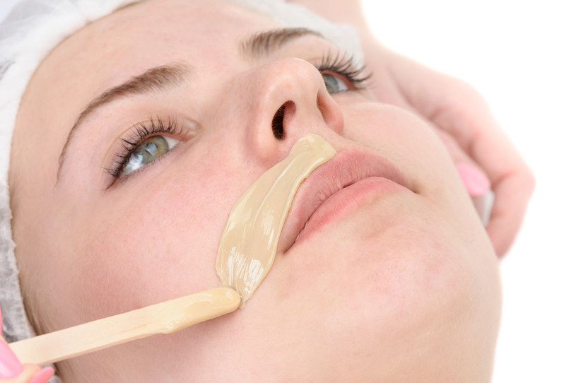 Widoczny wąsik to kompleks wielu kobiet. Możesz się go łatwo pozbyć /123RF/PICSEL