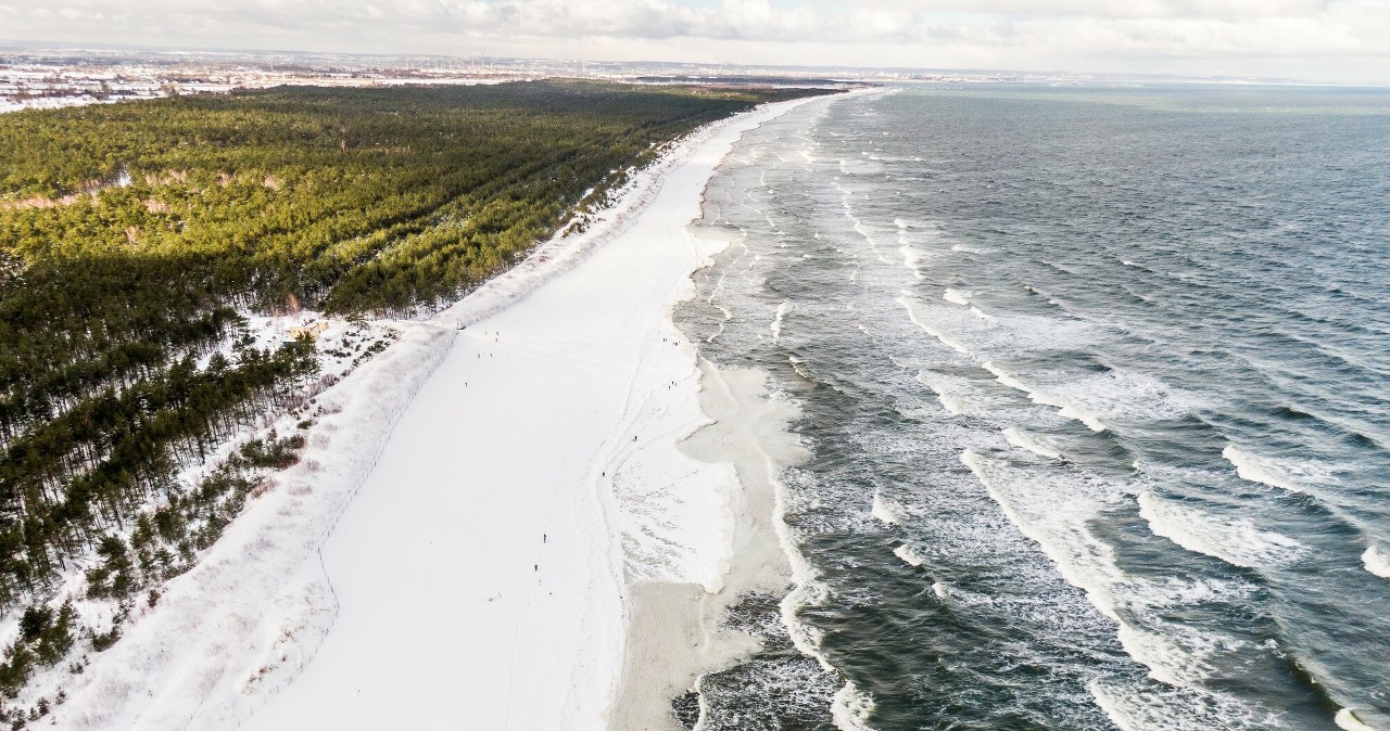 Widok jak z bajki. Czy w tym roku też będziemy mogli podziwiać lodową plażę? /KAROLINA MISZTAL/REPORTER /East News