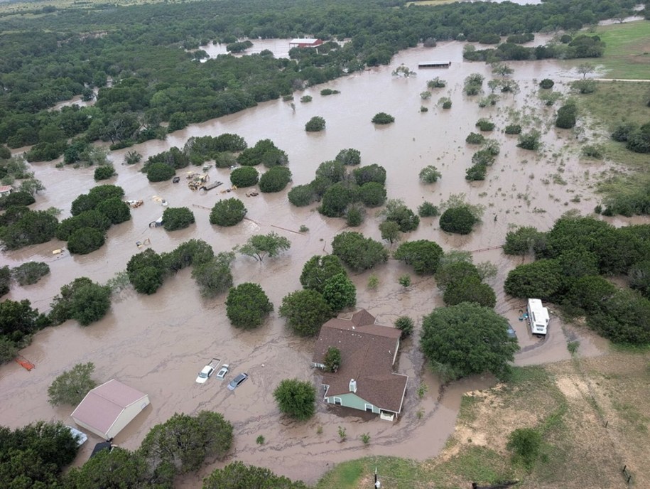 Widok lotniczy częściowo zalanych wodą domów i samochodów w pobliżu Kerrville w Teksasie w Stanach Zjednoczonych /AA/ABACA/Abaca /East News