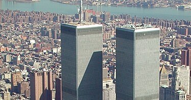 Widok lotniczy World Trade Center i okolic Nowego Jorku, z Downtown Manhattan na pierwszym planie, patrząc w kierunku północno-wschodnim. /Domena publiczna /Wikimedia