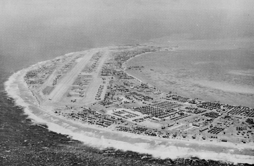 Widok na atol po zakończeniu walk. Amerykanie zmienili go w wielką bazę logistyczna /INTERIA.PL/materiały prasowe