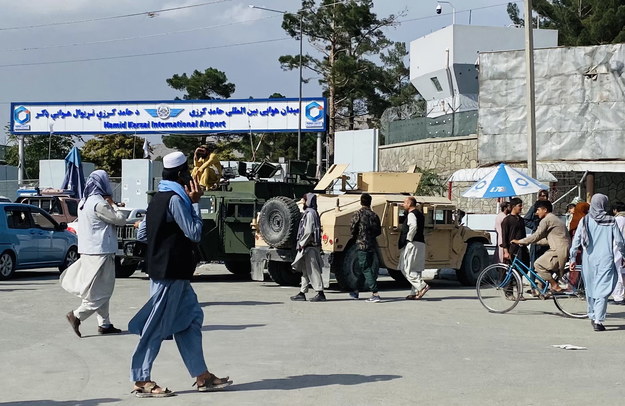 Widok na bramę lotniska w Kabulu /STRINGER /PAP/EPA