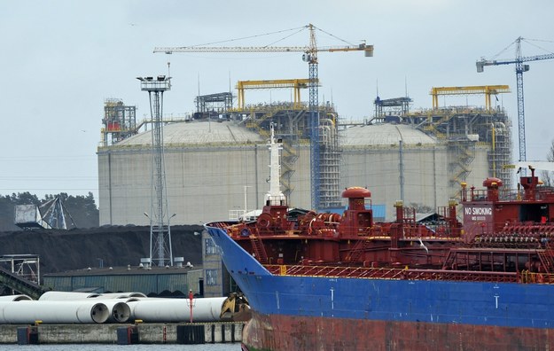 Widok na budowanu gazoport od strony portu świnoujskiego / 	Marcin Bielecki    /PAP