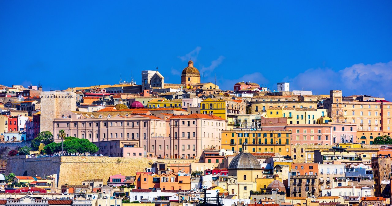 Widok na Cagliari na Sarynii /123RF/PICSEL