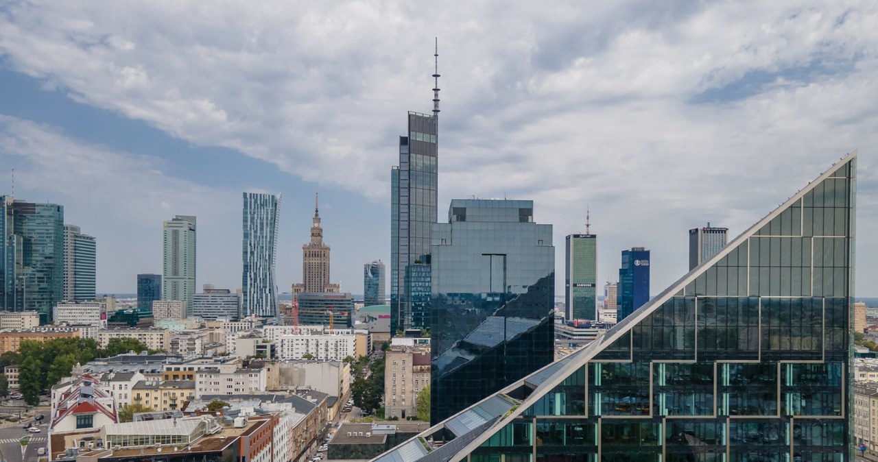 Widok na centrum Warszawy, w tym m.in. na Varso Tower (wieżowiec z iglicą w środku kadru). To w tym budynku zostanie otwarty najwyżej położony taras widokowy w Polsce /Tomasz Jastrzębowski /Reporter