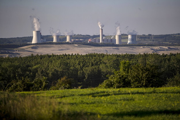 Widok na chłodnie kominowe elektrowni węglowej w pobliżu kopalni węgla brunatnego Turów /Martin Divisek /PAP/EPA