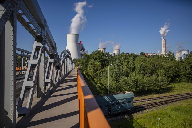Widok na chłodnie kominowe Turów elektrowni węglowej w pobliżu kopalni węgla brunatnego Turów spółki PGE w Bogatyni /Martin Divisek /PAP/EPA