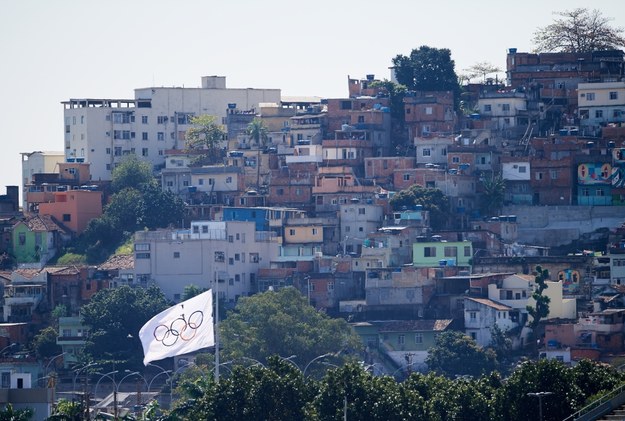 Widok na fawele przy Sambodromie w Rio de Janeiro /Adam Warżawa /PAP