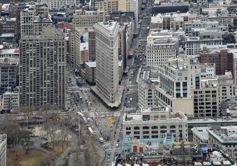 Widok na Flatiron Building przy Piątej Alei na Manhattanie w Nowym Jorku /Angela Weiss /AFP