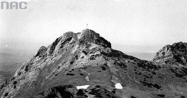 Widok na Giewont i krzyż /Z archiwum Narodowego Archiwum Cyfrowego