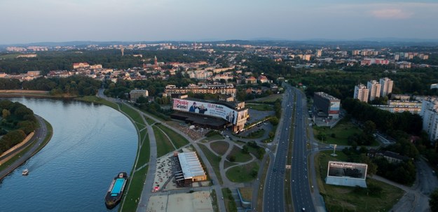 Widok na Hotel Forum, Wisłę i Aleję Marii Konopnickiej /PAP/Stanisław Rozpędzik /PAP
