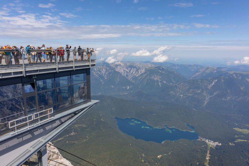 Widok na jezioro Eibsee z najwyższego górskiego szczytu w Niemczech - Zugspitze /Athanasios Gioumpasis/Getty Images /Getty Images