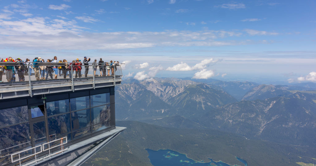 Widok na jezioro Eibsee z najwyższego górskiego szczytu w Niemczech - Zugspitze /Athanasios Gioumpasis/Getty Images /Getty Images