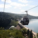 Widok na jezioro i atrakcja dla całej rodziny. Choć raz skorzystaj z bieszczadzkiej kolejki linowej 